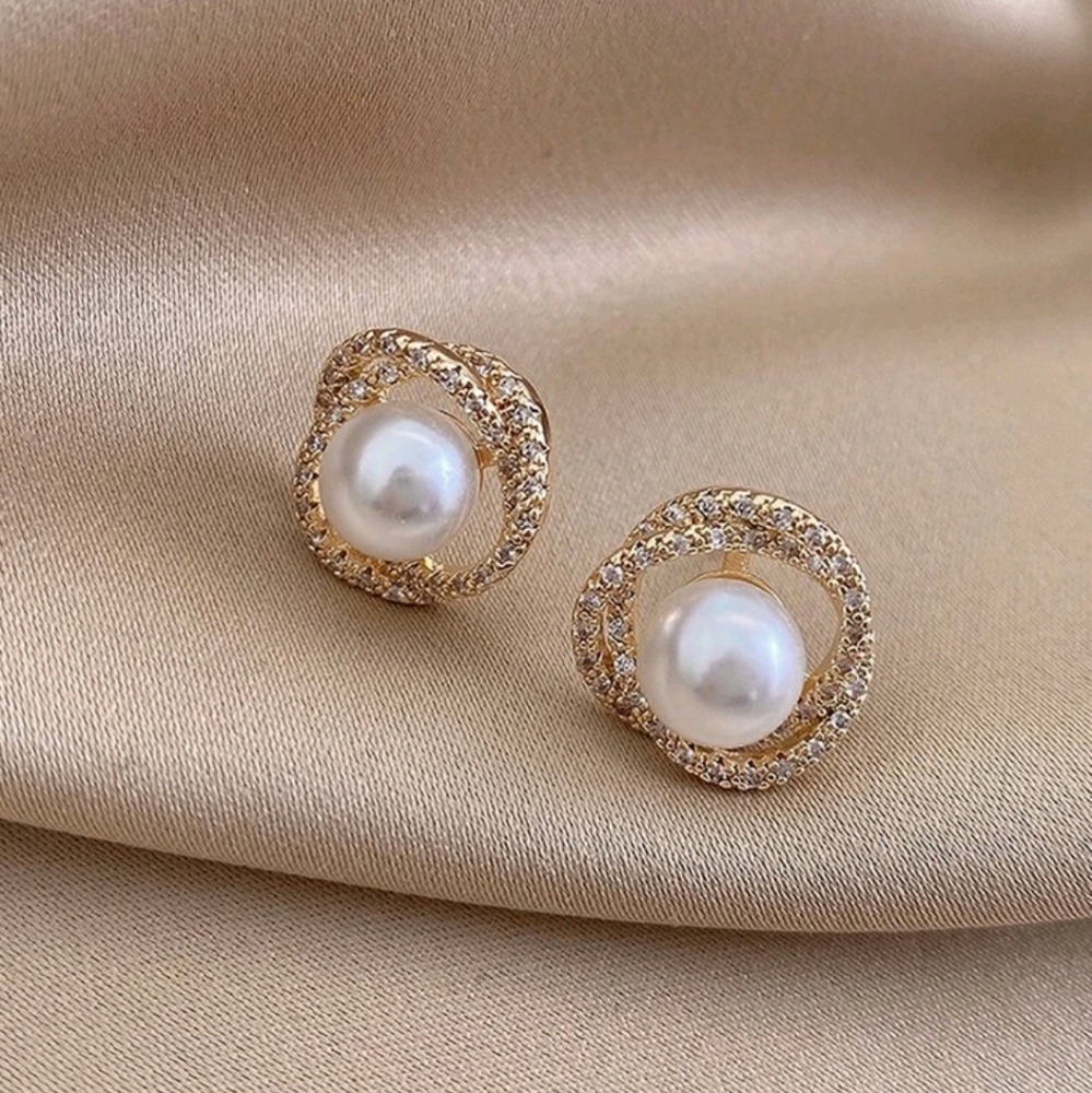 💖 2/$30 Women's vintage Elegant faux pearl & rhinestone evening stud earrings - Picture 3 of 13